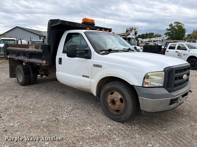 image for item DV2070 2005 Ford F350 Super Duty flatbed pickup truck