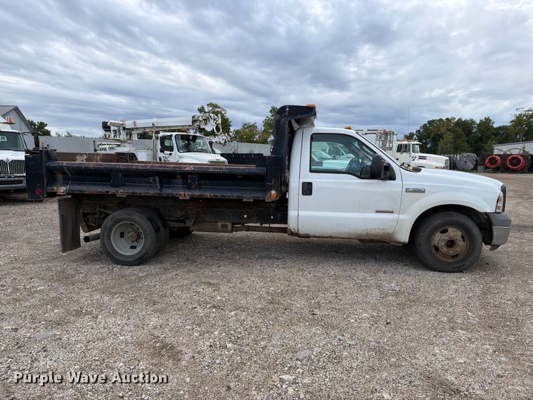 image for item DV2070 2005 Ford F350 Super Duty flatbed pickup truck