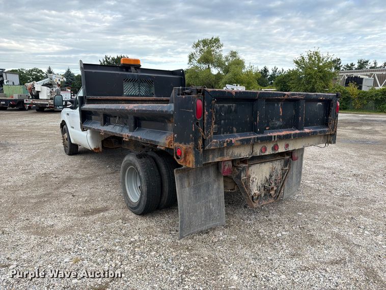 image for item DV2070 2005 Ford F350 Super Duty flatbed pickup truck