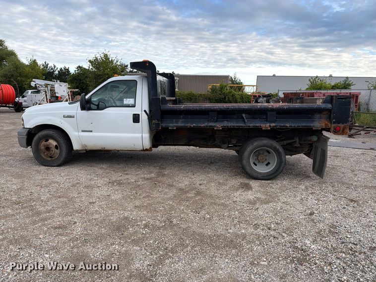 image for item DV2070 2005 Ford F350 Super Duty flatbed pickup truck