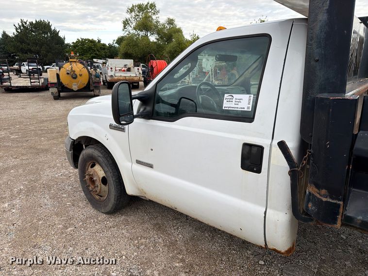 image for item DV2070 2005 Ford F350 Super Duty flatbed pickup truck