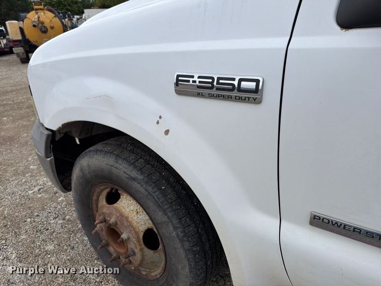 image for item DV2070 2005 Ford F350 Super Duty flatbed pickup truck