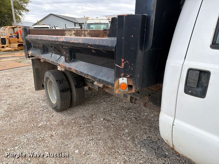 image for item DV2070 2005 Ford F350 Super Duty flatbed pickup truck