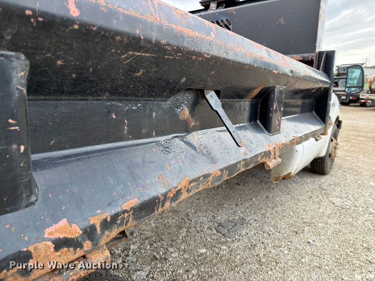 image for item DV2070 2005 Ford F350 Super Duty flatbed pickup truck