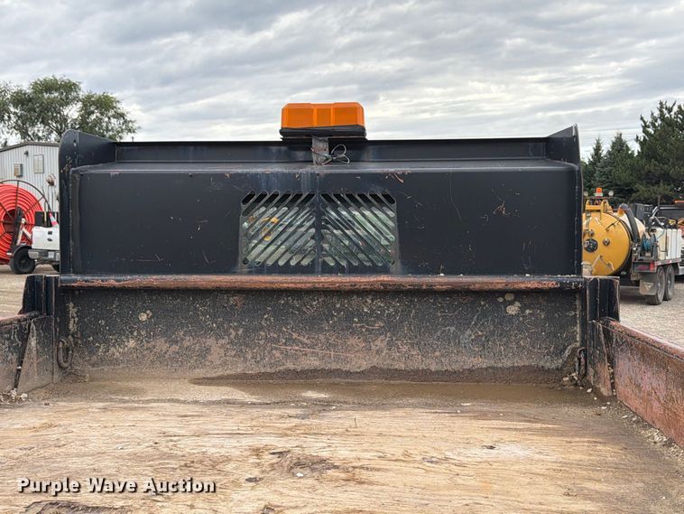 image for item DV2070 2005 Ford F350 Super Duty flatbed pickup truck