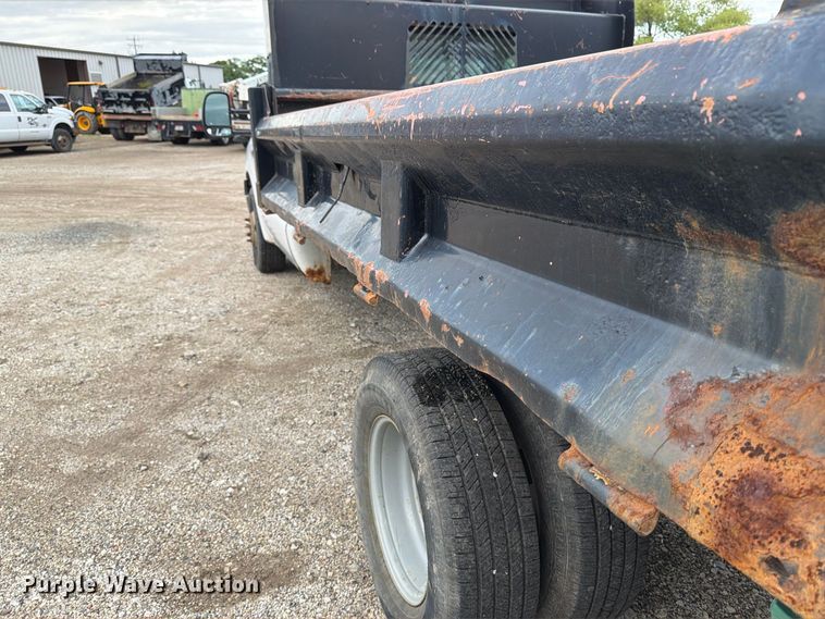 image for item DV2070 2005 Ford F350 Super Duty flatbed pickup truck