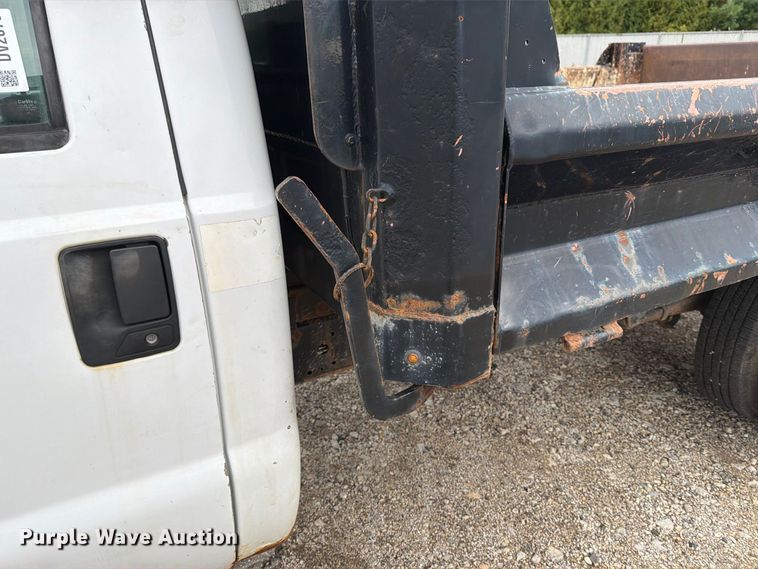 image for item DV2070 2005 Ford F350 Super Duty flatbed pickup truck