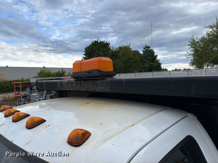 image for item DV2070 2005 Ford F350 Super Duty flatbed pickup truck