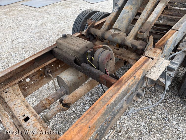 image for item DV2070 2005 Ford F350 Super Duty flatbed pickup truck