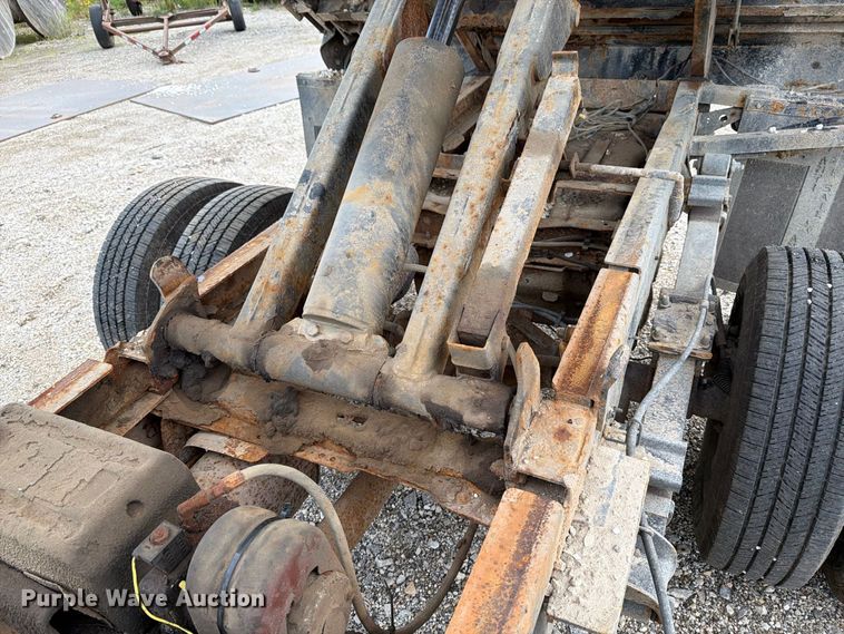 image for item DV2070 2005 Ford F350 Super Duty flatbed pickup truck