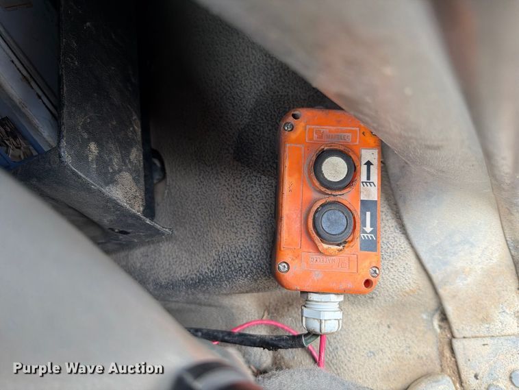 image for item DV2070 2005 Ford F350 Super Duty flatbed pickup truck