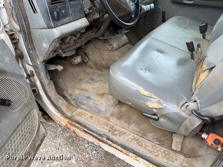 image for item DV2070 2005 Ford F350 Super Duty flatbed pickup truck