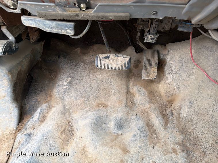image for item DV2070 2005 Ford F350 Super Duty flatbed pickup truck
