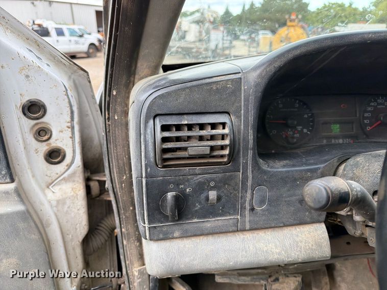 image for item DV2070 2005 Ford F350 Super Duty flatbed pickup truck