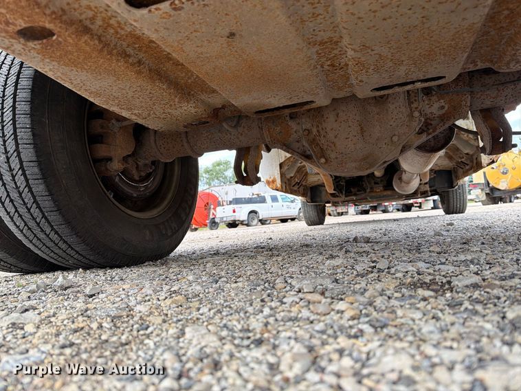image for item DV2070 2005 Ford F350 Super Duty flatbed pickup truck