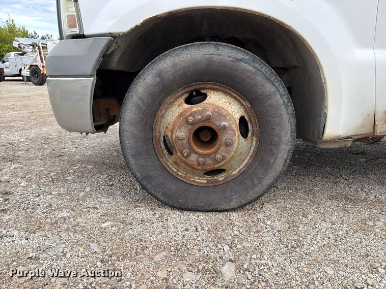 image for item DV2070 2005 Ford F350 Super Duty flatbed pickup truck