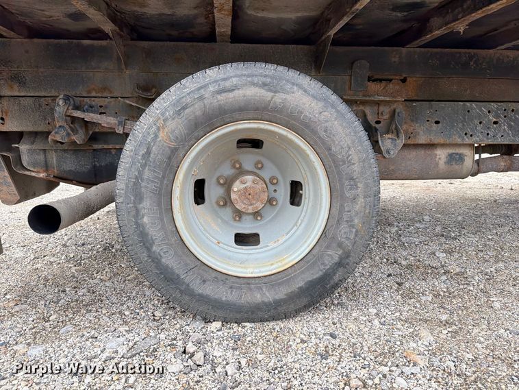 image for item DV2070 2005 Ford F350 Super Duty flatbed pickup truck
