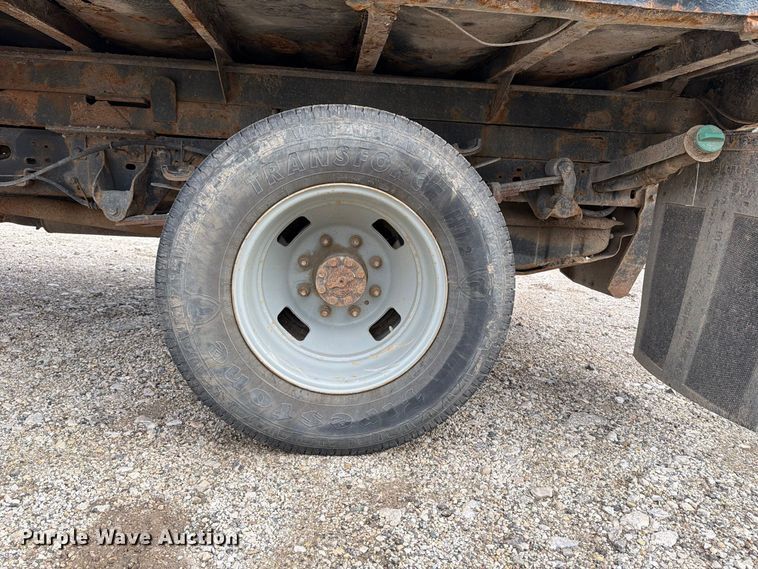 image for item DV2070 2005 Ford F350 Super Duty flatbed pickup truck