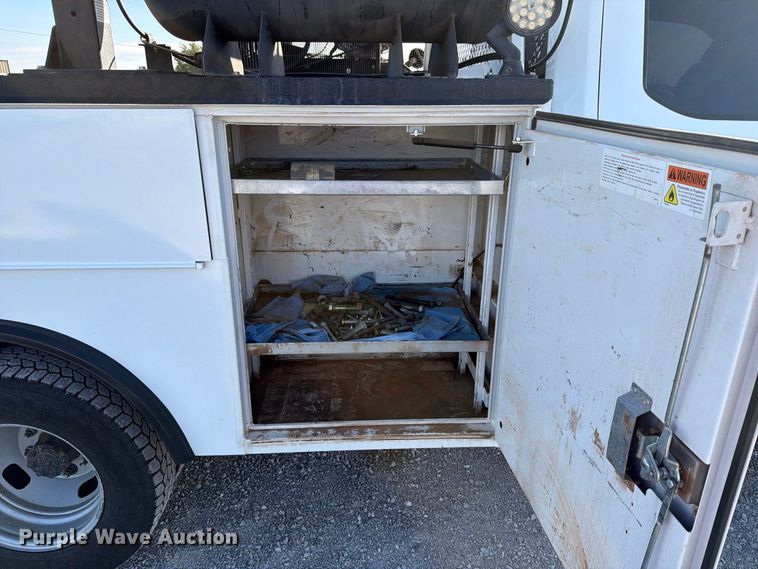 image for item DV8647 2022 Ford F350 Super Duty Ext. Cab utility / service truck