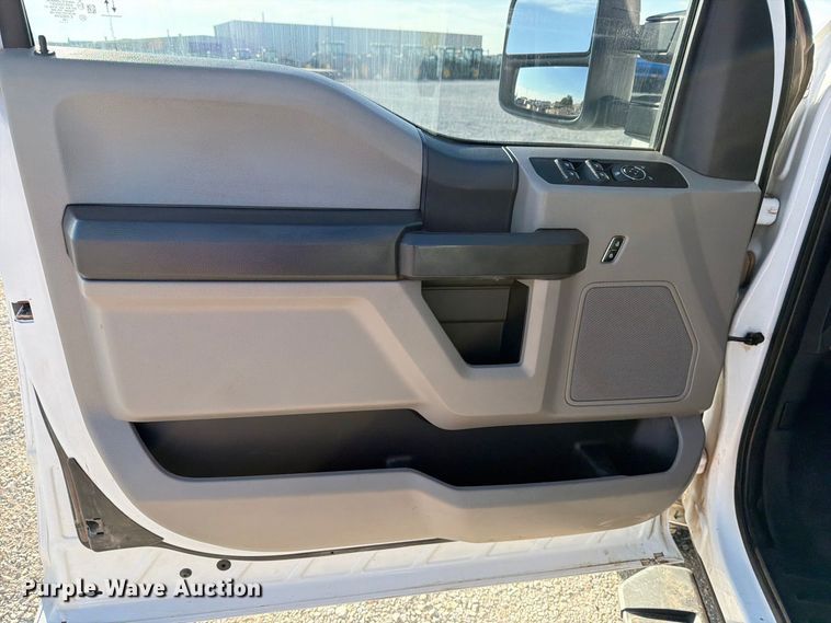 image for item DV8647 2022 Ford F350 Super Duty Ext. Cab utility / service truck