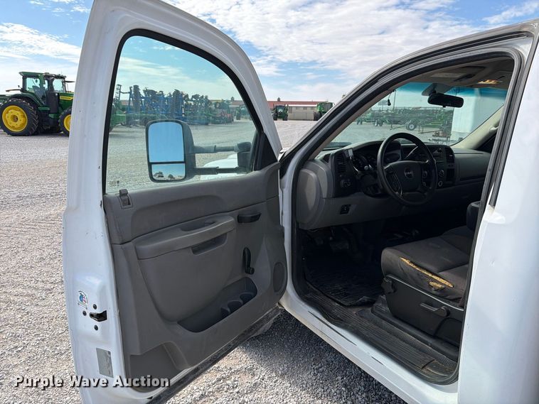 image for item DV8649 2010 GMC Sierra 2500 flatbed pickup truck
