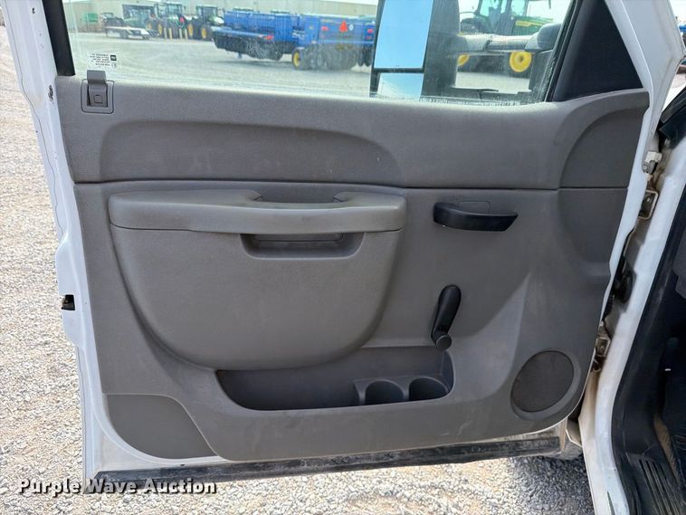 image for item DV8649 2010 GMC Sierra 2500 flatbed pickup truck