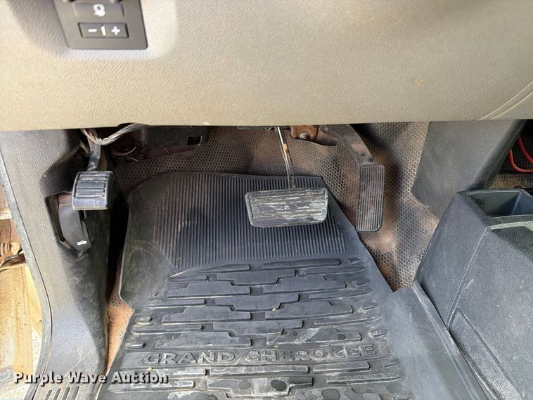 image for item DV8649 2010 GMC Sierra 2500 flatbed pickup truck