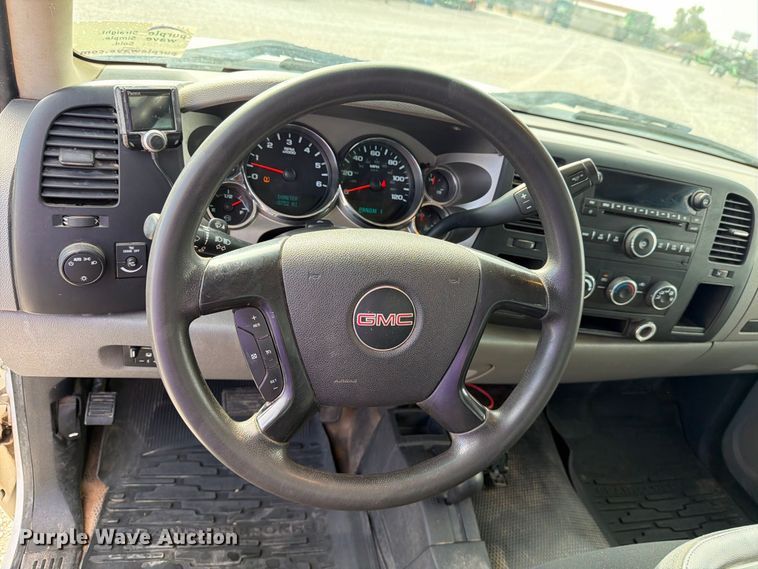 image for item DV8649 2010 GMC Sierra 2500 flatbed pickup truck