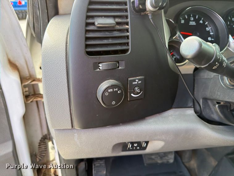 image for item DV8649 2010 GMC Sierra 2500 flatbed pickup truck