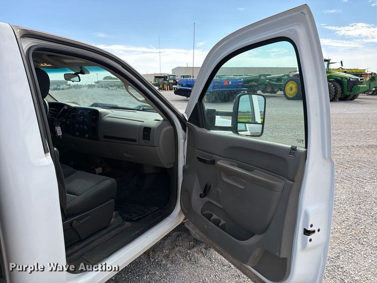 image for item DV8649 2010 GMC Sierra 2500 flatbed pickup truck