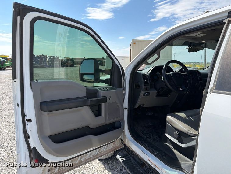 image for item DV8652 2019 Ford F550 Crew Cab truck cab and chassis