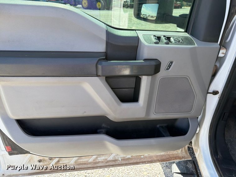 image for item DV8652 2019 Ford F550 Crew Cab truck cab and chassis
