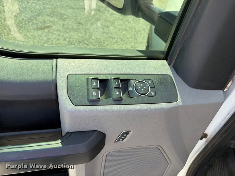 image for item DV8652 2019 Ford F550 Crew Cab truck cab and chassis