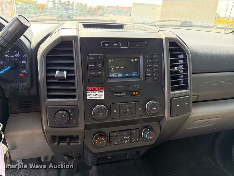image for item DV8652 2019 Ford F550 Crew Cab truck cab and chassis