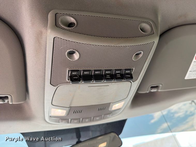 image for item DV8652 2019 Ford F550 Crew Cab truck cab and chassis
