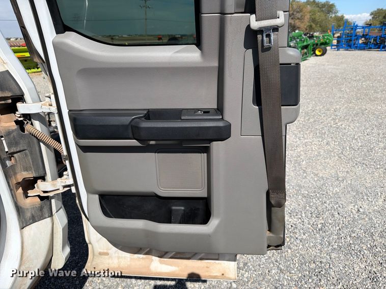 image for item DV8652 2019 Ford F550 Crew Cab truck cab and chassis