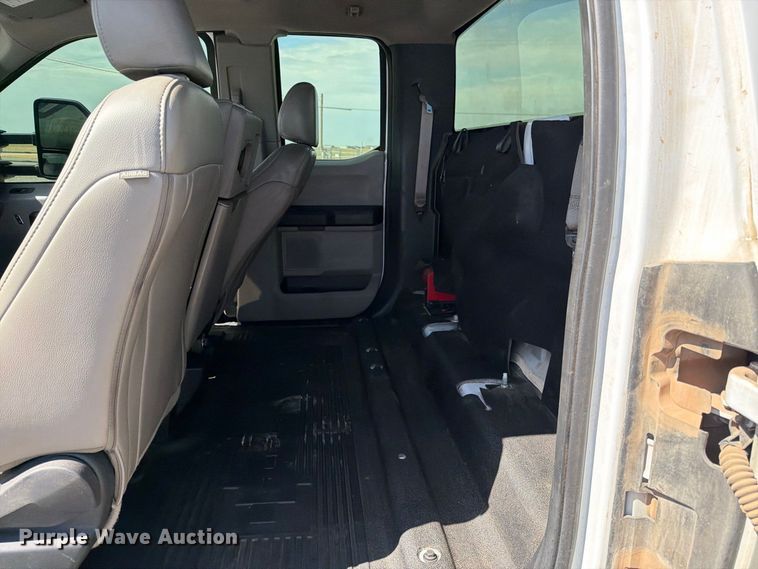 image for item DV8652 2019 Ford F550 Crew Cab truck cab and chassis