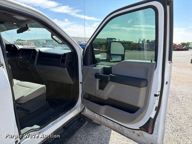 image for item DV8652 2019 Ford F550 Crew Cab truck cab and chassis