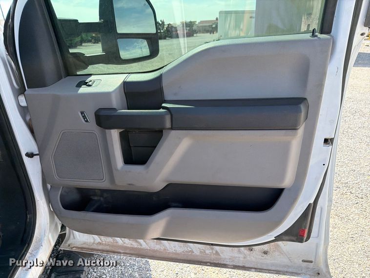 image for item DV8652 2019 Ford F550 Crew Cab truck cab and chassis