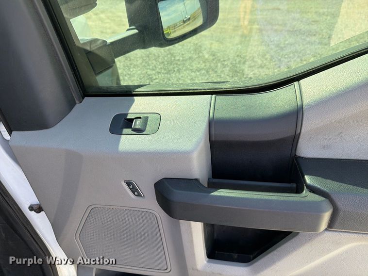 image for item DV8652 2019 Ford F550 Crew Cab truck cab and chassis