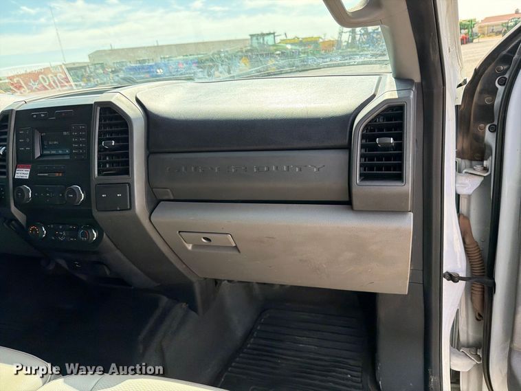 image for item DV8652 2019 Ford F550 Crew Cab truck cab and chassis