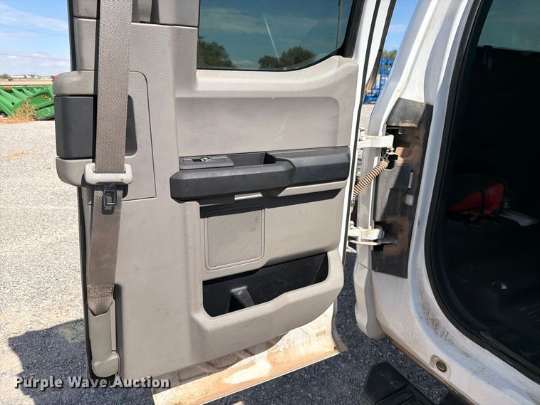 image for item DV8652 2019 Ford F550 Crew Cab truck cab and chassis
