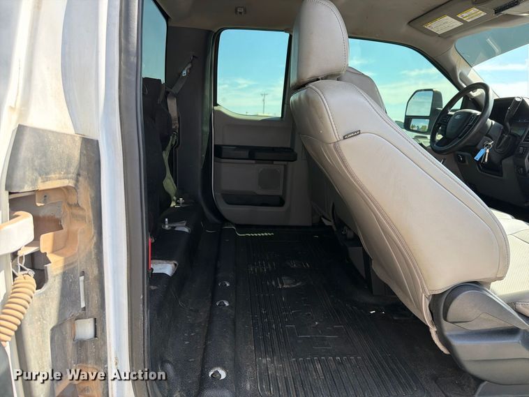 image for item DV8652 2019 Ford F550 Crew Cab truck cab and chassis