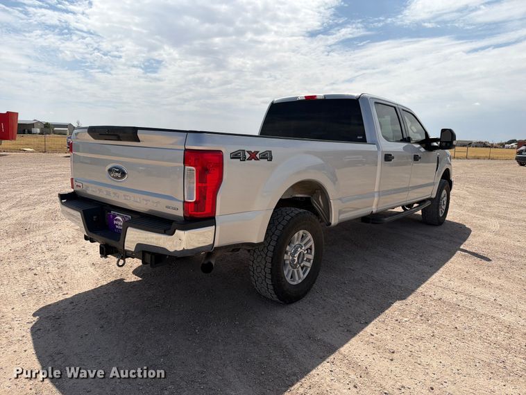 image for item DV8656 2018 Ford F250 Super Duty Crew Cab pickup truck