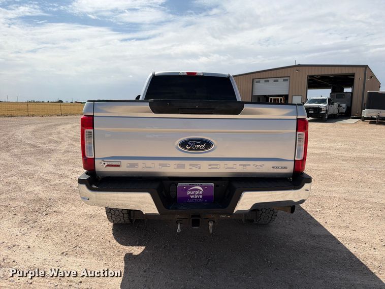 image for item DV8656 2018 Ford F250 Super Duty Crew Cab pickup truck