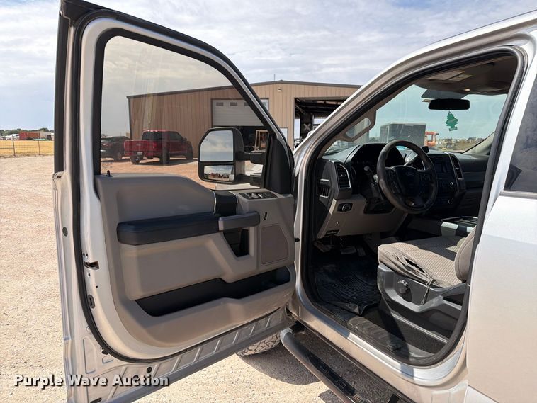 image for item DV8656 2018 Ford F250 Super Duty Crew Cab pickup truck