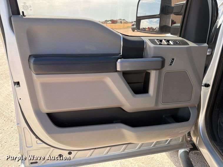 image for item DV8656 2018 Ford F250 Super Duty Crew Cab pickup truck