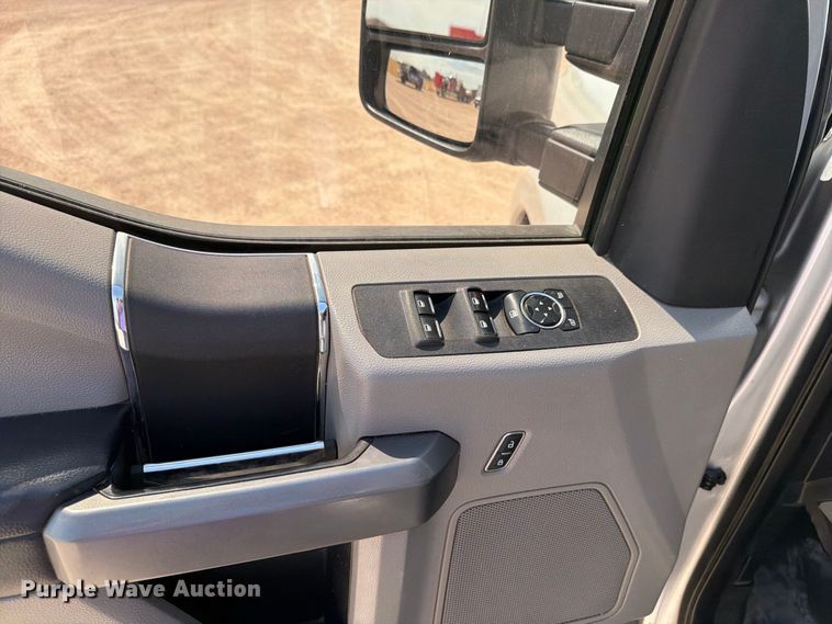 image for item DV8656 2018 Ford F250 Super Duty Crew Cab pickup truck