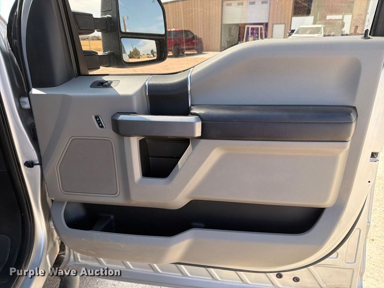 image for item DV8656 2018 Ford F250 Super Duty Crew Cab pickup truck
