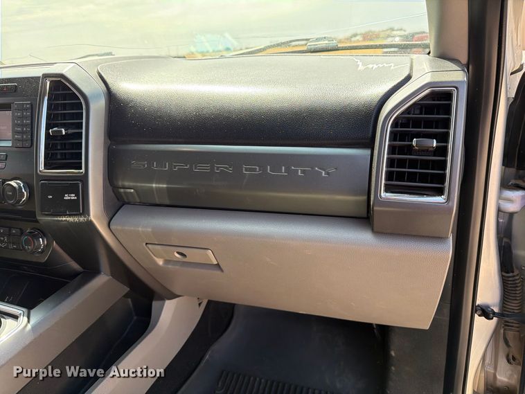 image for item DV8656 2018 Ford F250 Super Duty Crew Cab pickup truck